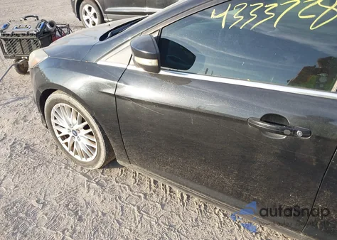 2014 Ford Focus Titanium z USA, uszkodzony, nr VIN 1FADP3J22EL263701